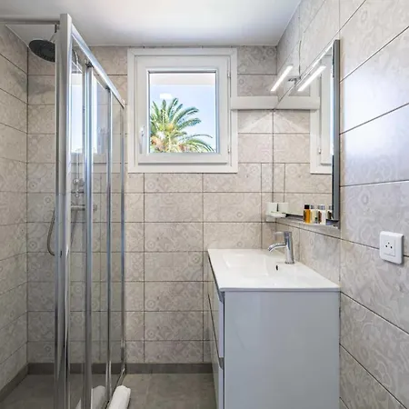 Beautiful Flat In The Centre Of Tropez - Parkingpool - 2br6p Apartamento